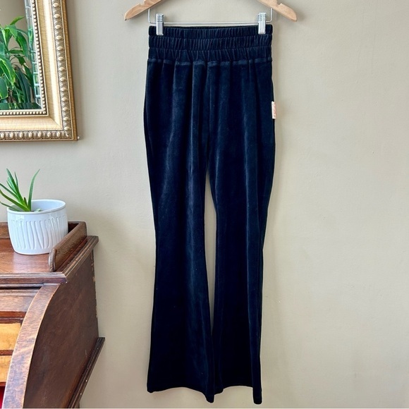 Free People Movement Take the Lead Velour Velvet Flare Pants Size XS Black NWT - Picture 3 of 10